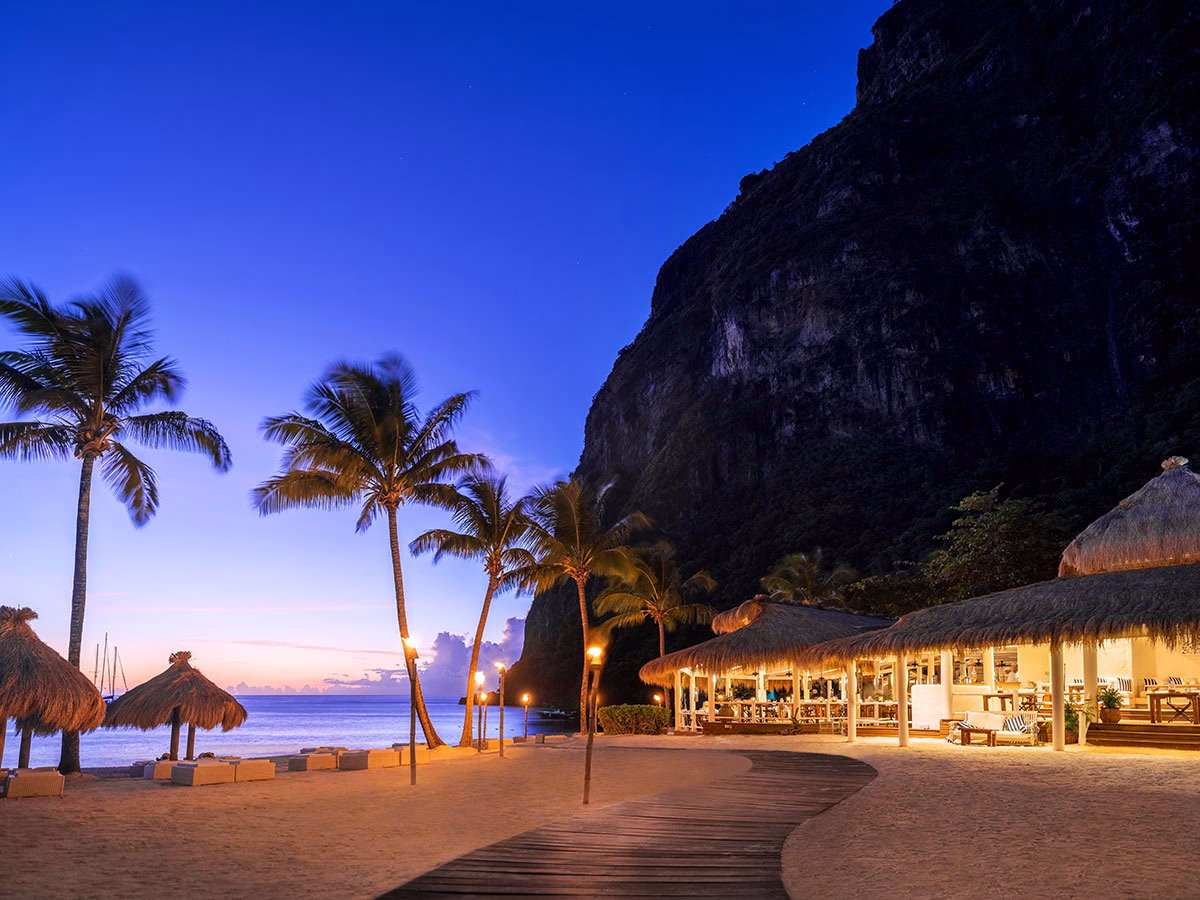 Sugar Beach, A Viceroy Resort Bayside Restaurant bei Nacht