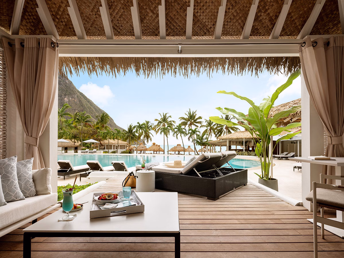 Lounge am Pool des Sugar Beach, A Viceroy Resort