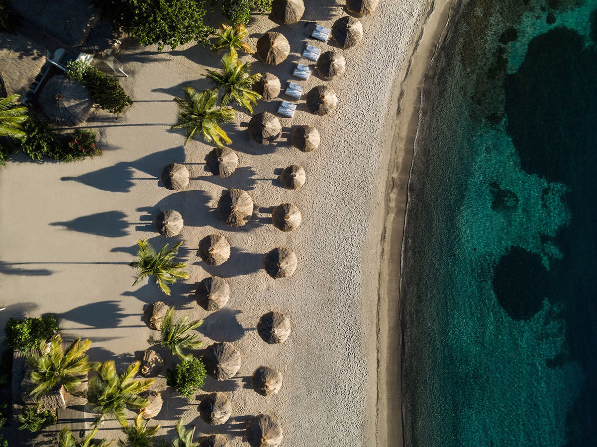 Strand mit Schirmen des Sugar Beach, A Viceroy Resort von oben