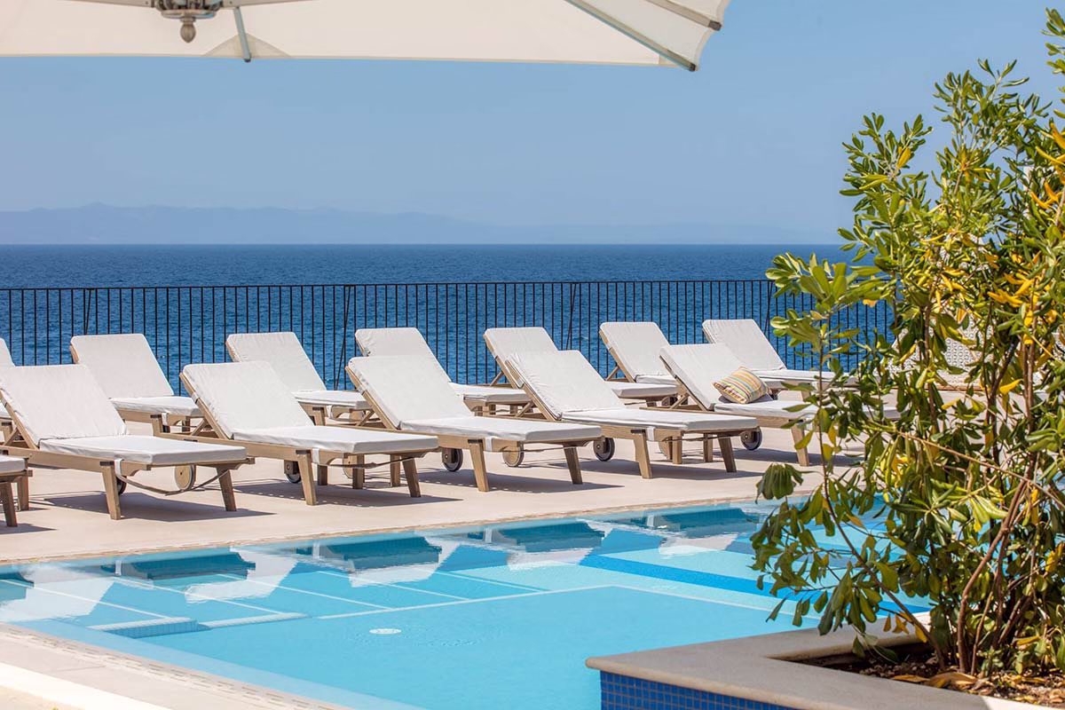 Pool mit Liegen im Bluesun Hotel Jadran