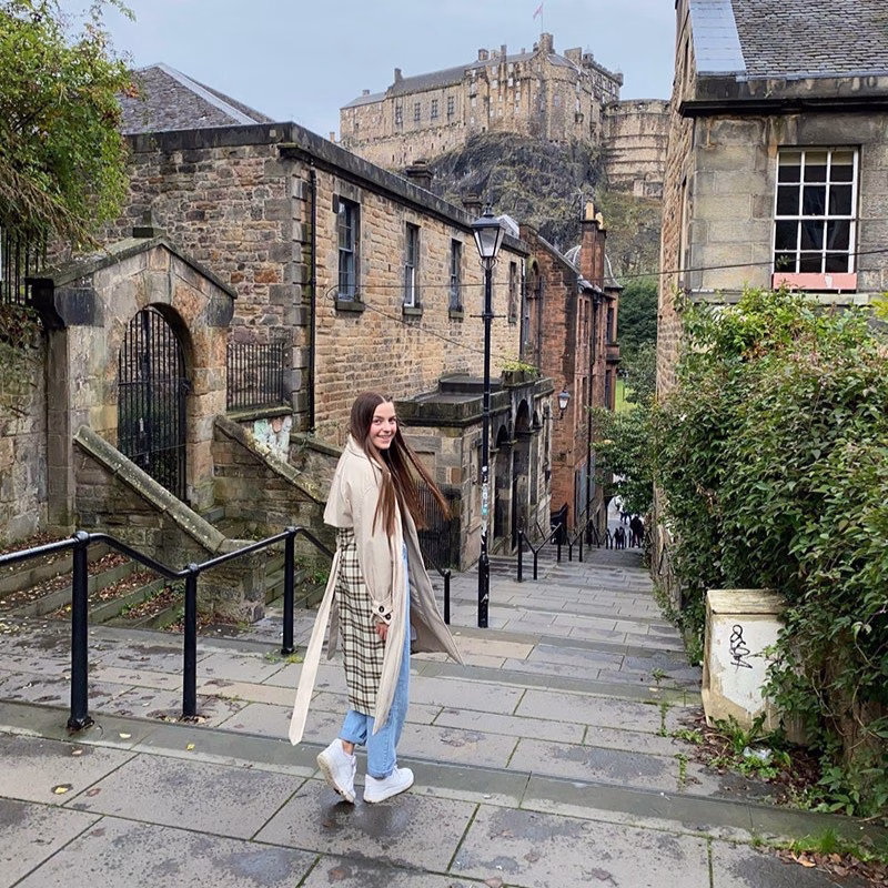 Tessa im Vennel Viewpoint in Edinburgh mit Blick auf die Burg