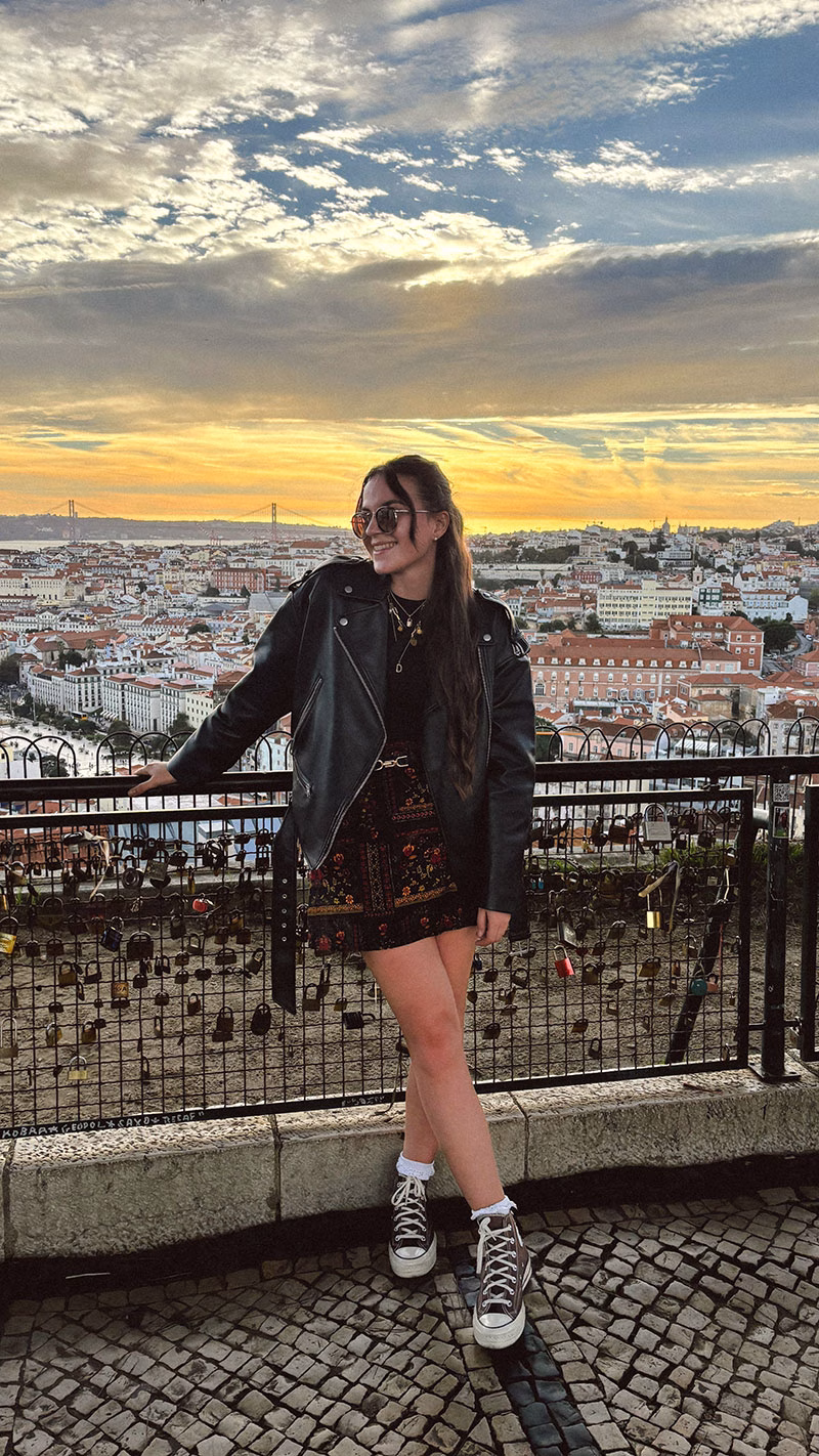 Tessa in Lissabon an einem Aussichtspunkt über der Stadt bei Sonnenuntergang