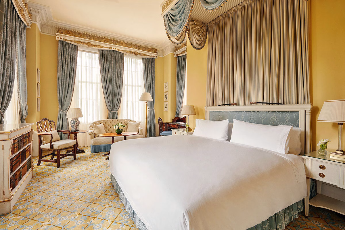Bett einer Suite im The Lanesborough