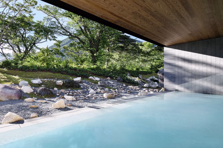 Baden im ersten Ritz-Carlton-Onsen