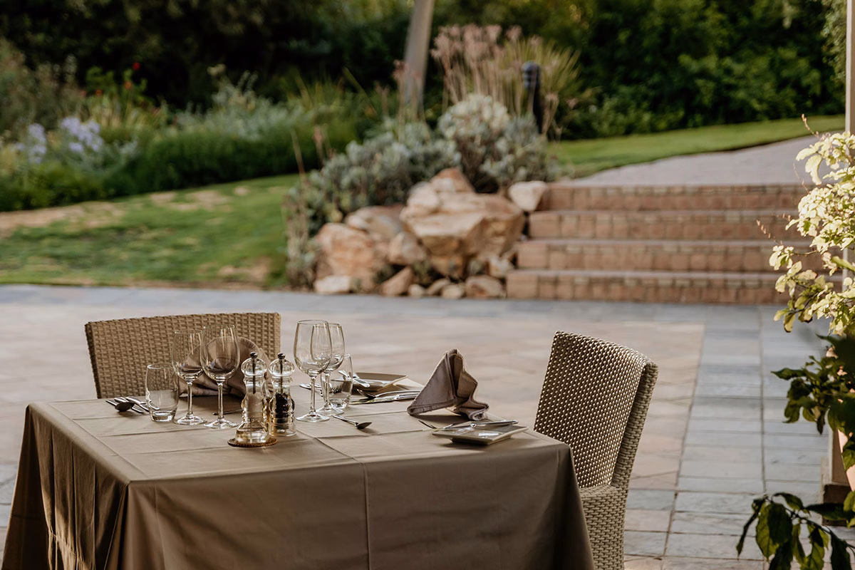 Esstisch auf der Terrasse des Tilney Manor