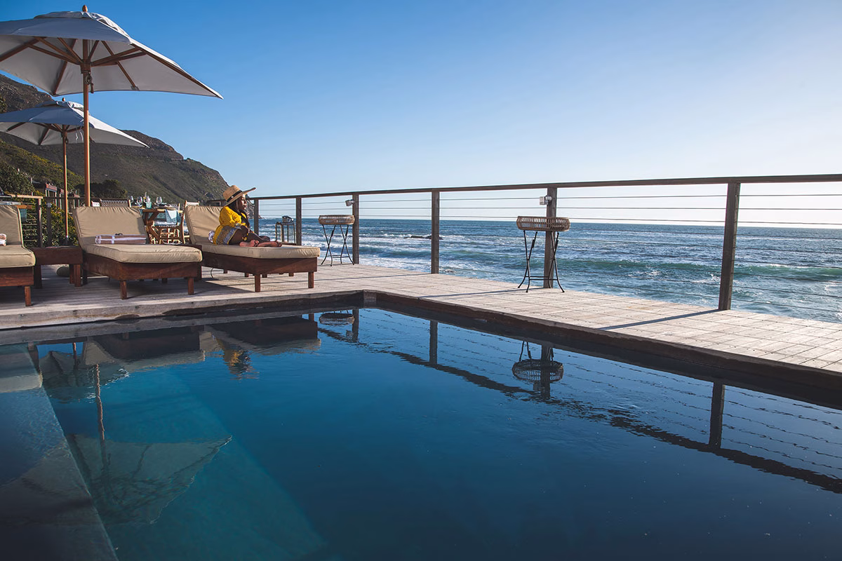 Pooldeck des Tintswalo Atlantic am Fuße des Chapman´s Peak