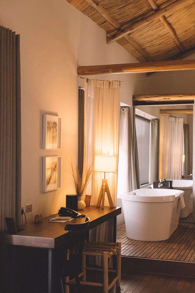 Stimmungsvoll belichtetes Badezimmer im Titilaka Hotel Peru