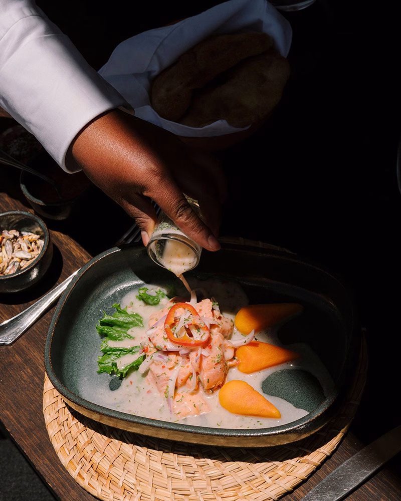 Abendessen wird serviert im Titilaka Hotel Peru