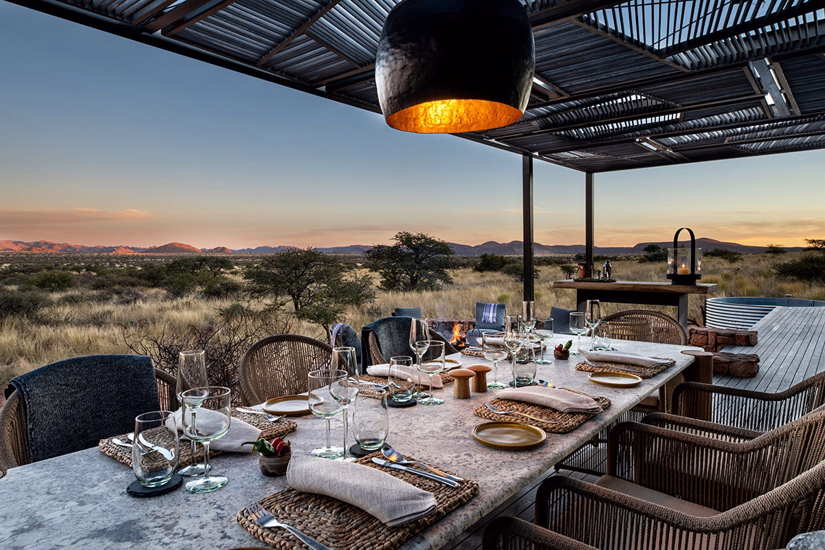 Esstisch auf der Terrasse des Tswalo Kalahari Reserve