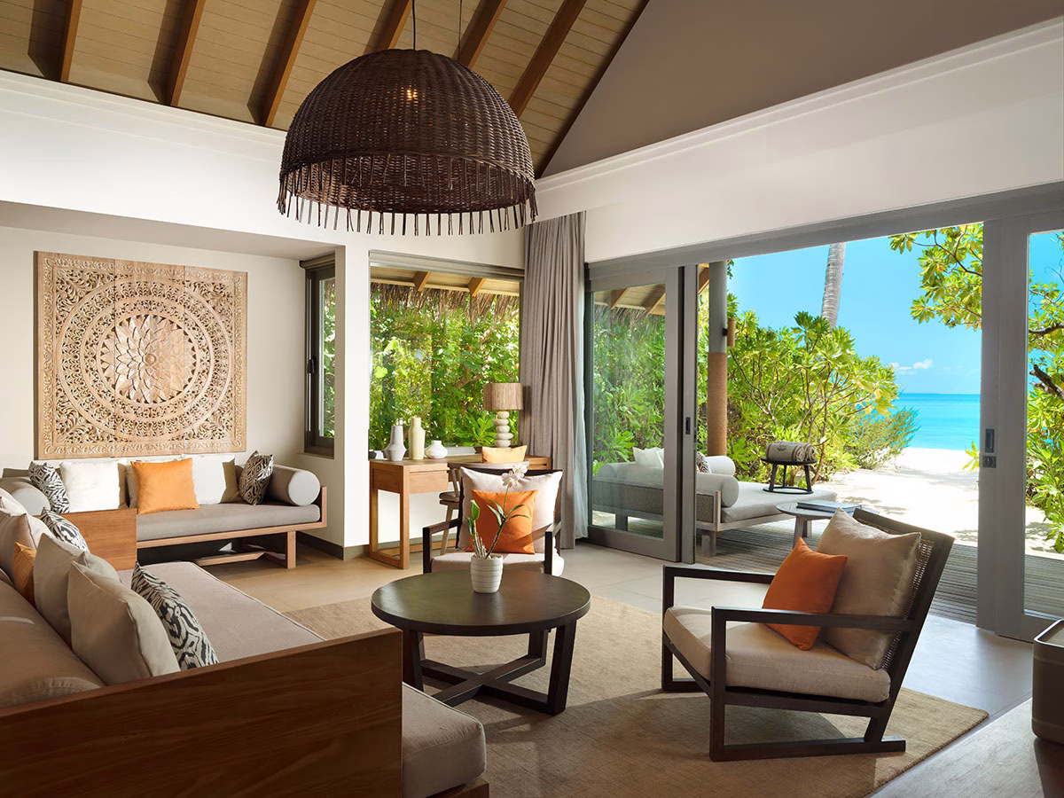Wohnzimmer der One Bedroom Beach Pool Residence des Vakkaru Maldives