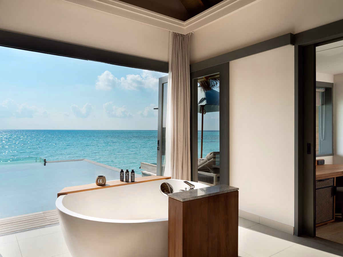 Bedezimmer der One Bedroom Over Water Pool Residence des Vakkaru Maldives