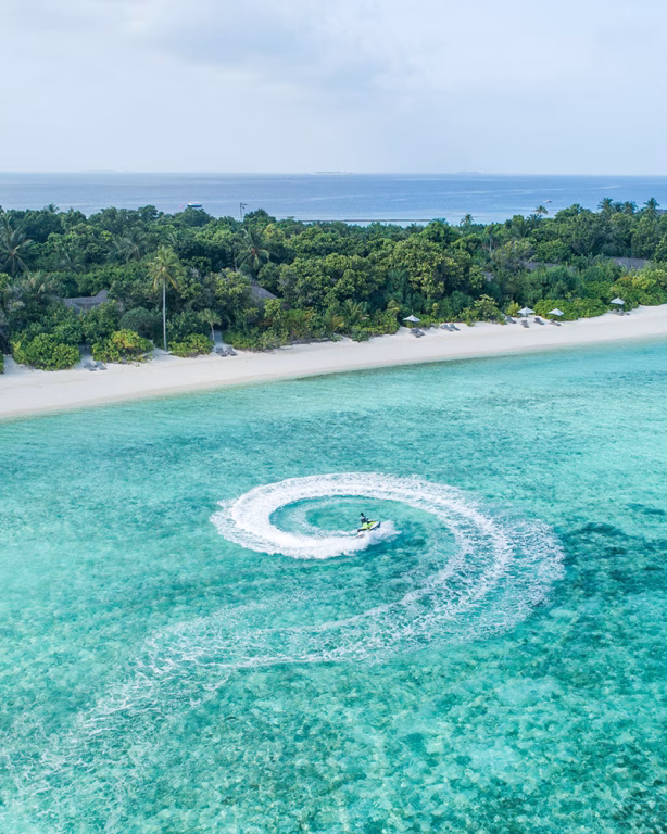 Jetski-Fahrt über das offene Meer