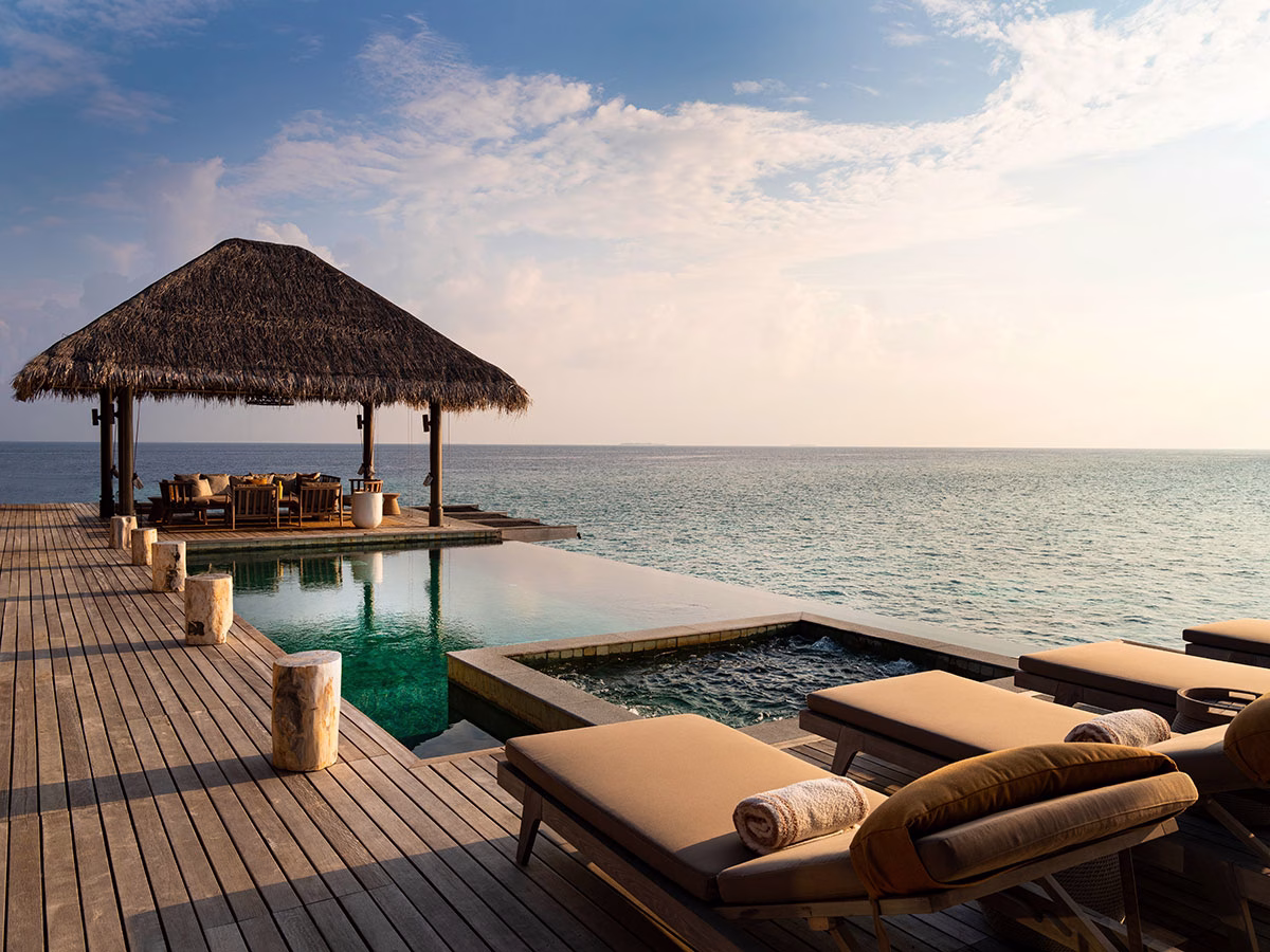 Infinity Pool und Jacuzzi der Overwater Residence des Vakkaru Maldives