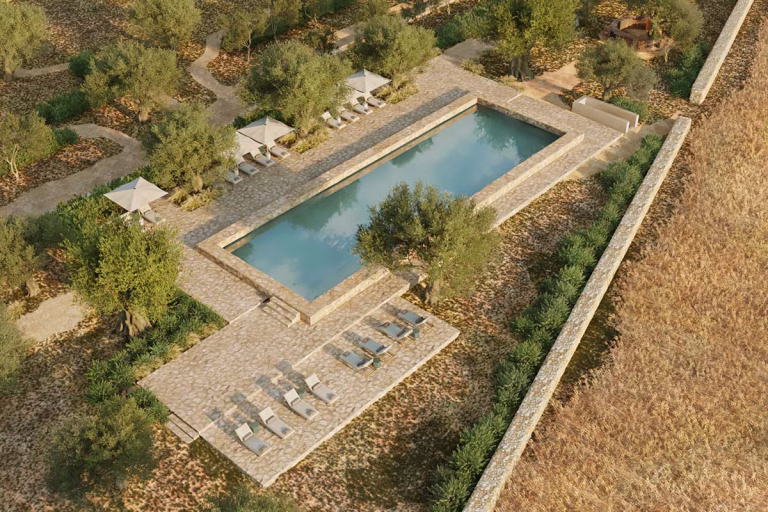 Pool mit Liegestühlen und einer wundervollen Aussicht auf die Natur