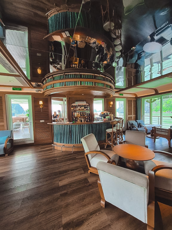 Wunderschöne Bar der Bhaya Soul mit Lounge-Sesseln