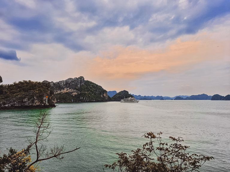 Blick auf die Bai Tu Long Bay