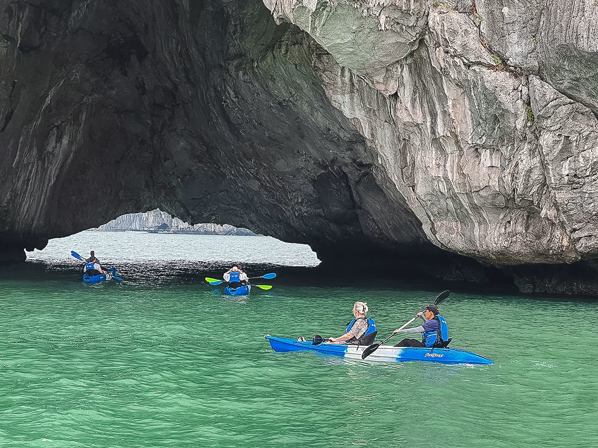 Annette auf Kajakfahrt in der Bai Tu Long Bay
