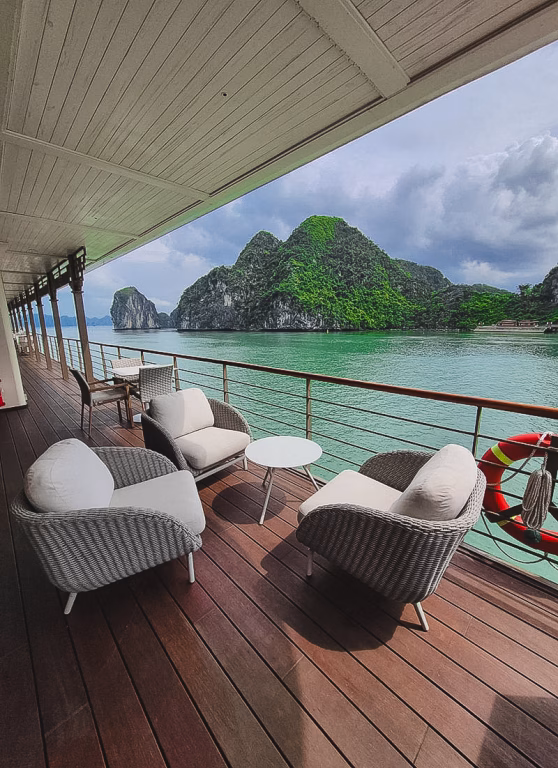Loungebereich auf dem Außendeck der Bhaya Soul mit Blick auf die Kalksteinfelsen
