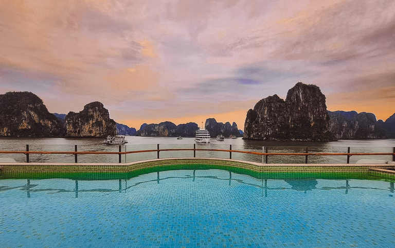 Sonnenuntergang über dem Pool mit Blick auf die Kalksteinfelsen