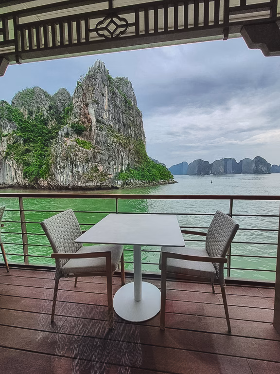 Restaurant auf dem Außendeck der Bhaya Soul mit Blick in die Bucht und auf die Kalksteinfelsen