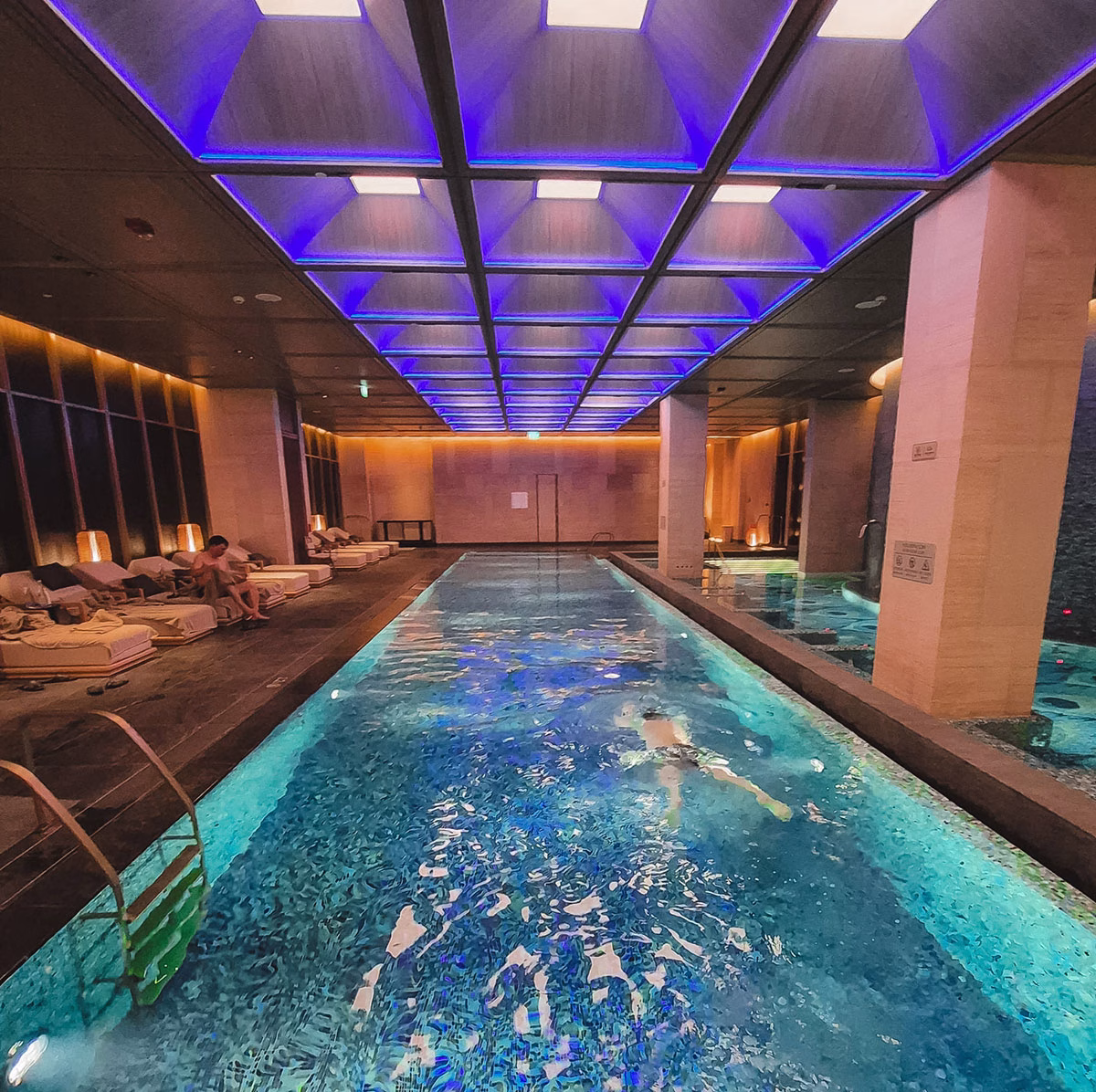 Indoorpool mit beleuchteter Decke des Farimont Hanoi