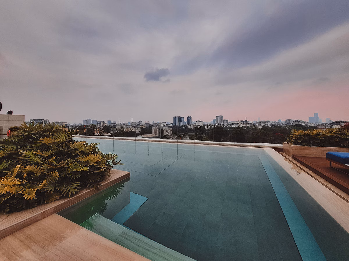 Rooftop-Pool mit Skyline der Stadt Hanoi im Hintergrund des Farimont Hanoi