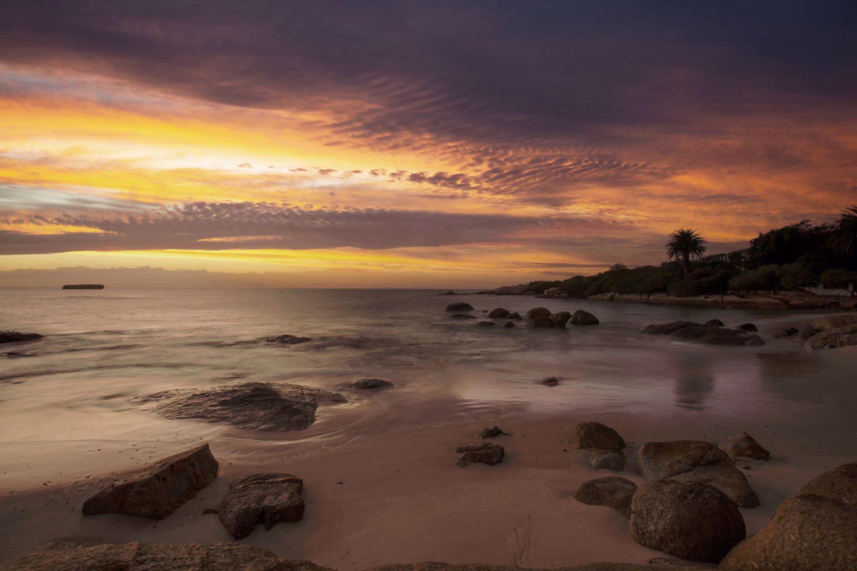 Sonnenuntergang am Strand des Tintswalo Boulders