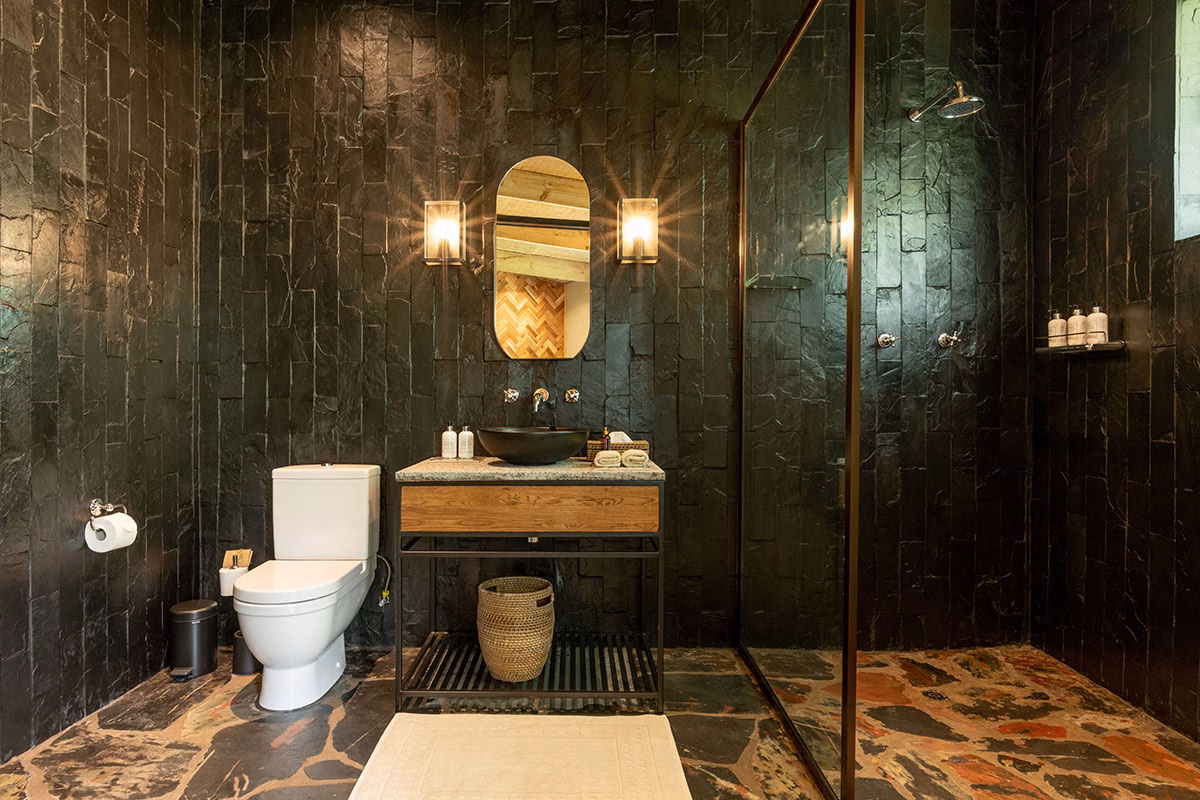Badezimmer Day Lounge des Wilderness Bisate Reserve