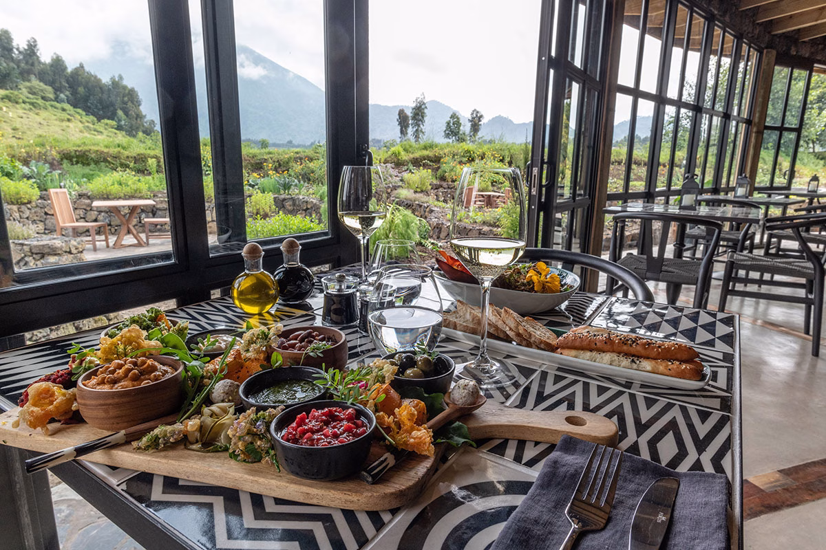 Essen in der Day Lounge des Wilderness Bisate Reserve