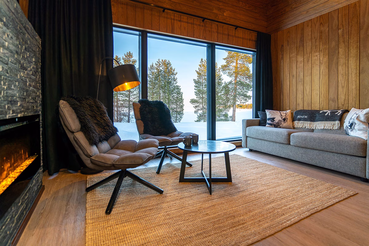 Wohnbereich des Arctic Chalet des Wilderness Hotel Inari