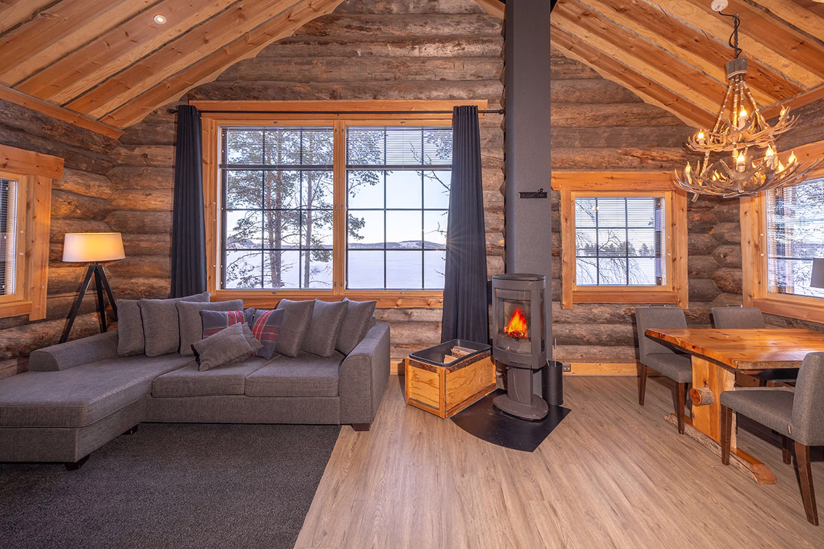Wohnbereich der Log Cabin des Wilderness Hotel Inari