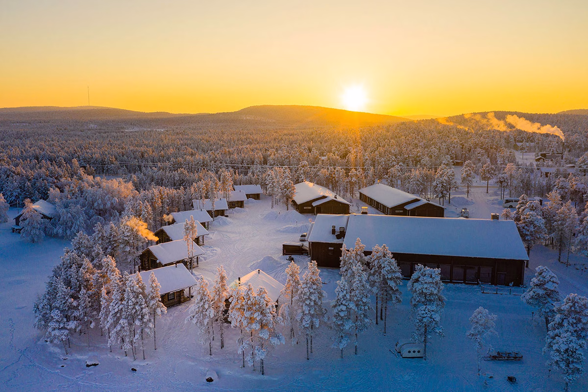 Sonnenaufgang über dem Wilderness Hotel Inari