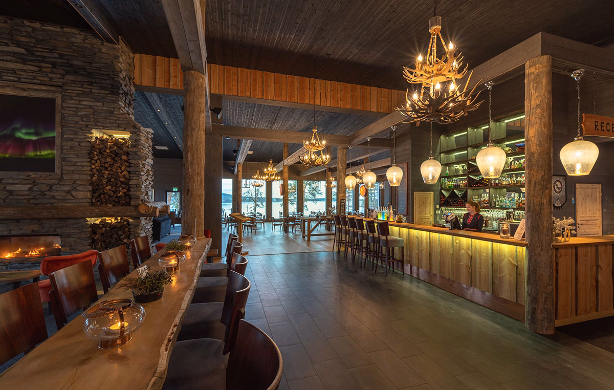 Rezeption und Lobby-Bar des Wilderness Hotel Inari