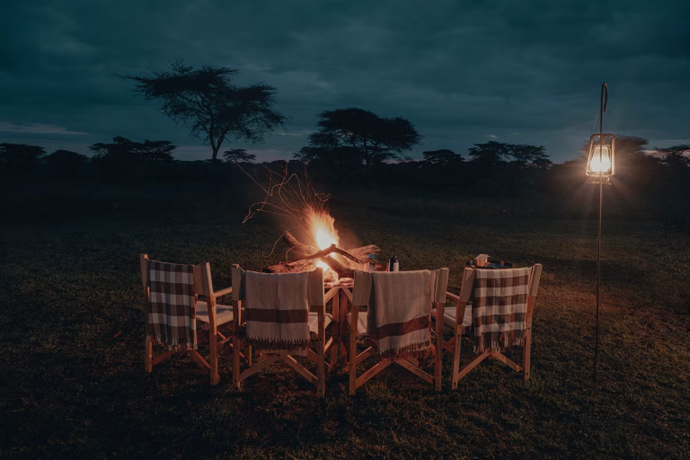 Lagerfeuer des Wilderness Usawa Serengeti mit Sternenhimmel