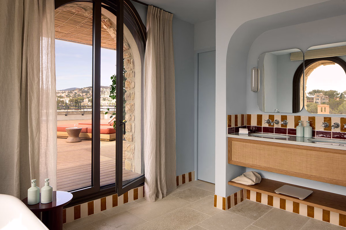Badezimmer der The Delos Suite des Zannier Île de Bendor