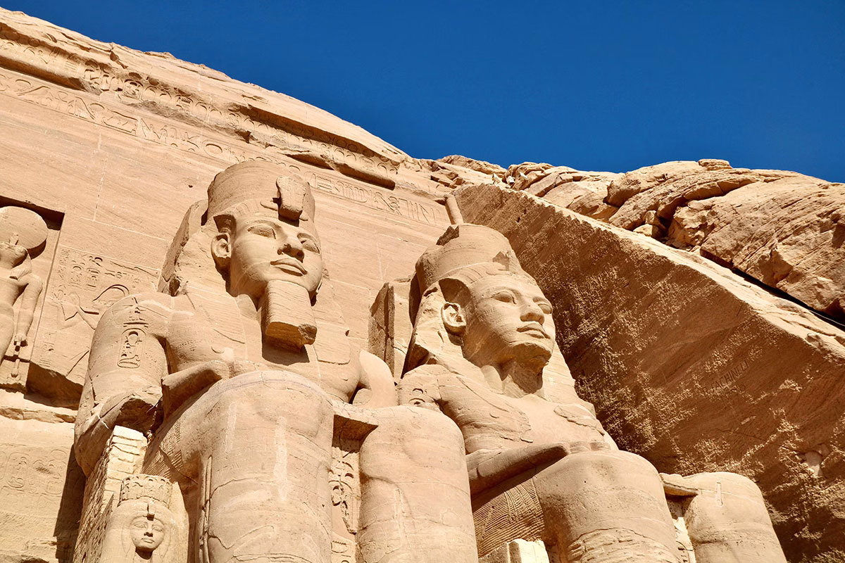 assade des Abu-Simbel-Tempels mit vier Kolossalstatuen