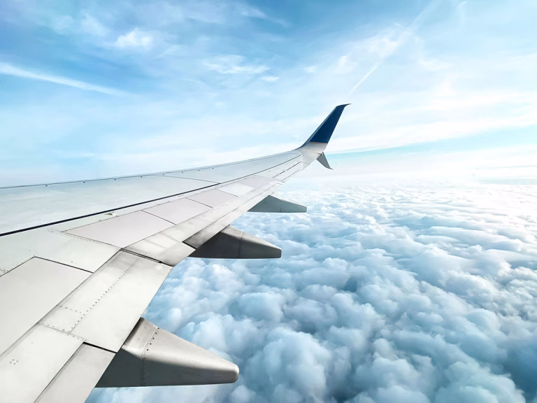 Flugzeug über den Wolken