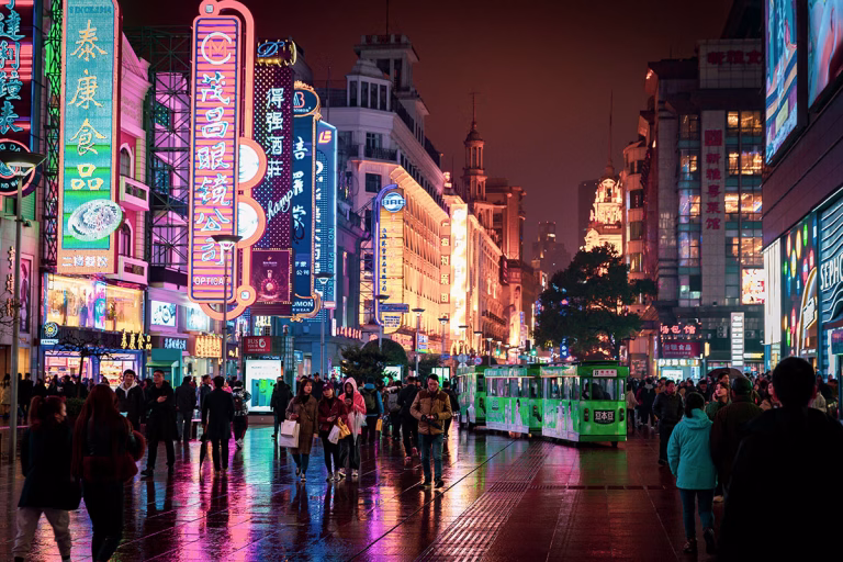 Nanjing Road East in Shanghai, eine belebte Einkaufsstraße