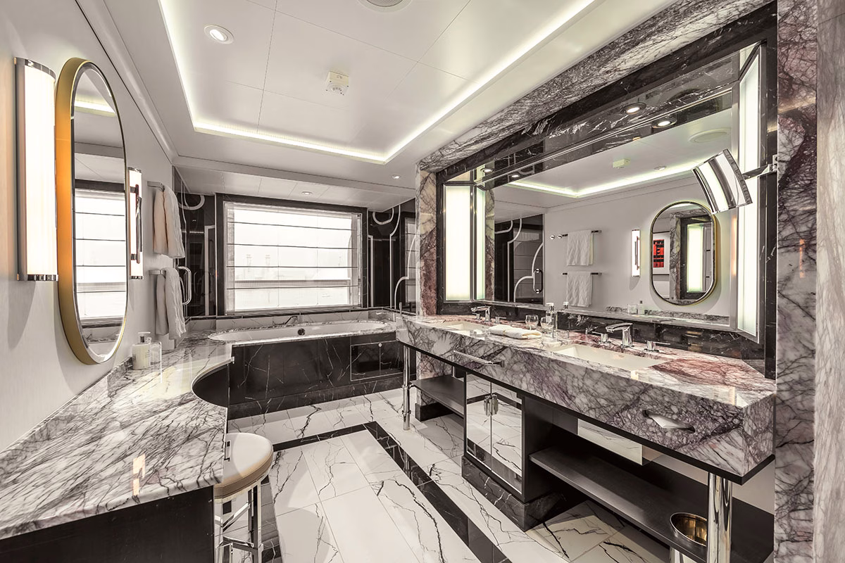 Badezimmer einer Suite auf der Queen Anne der Cunard Linie