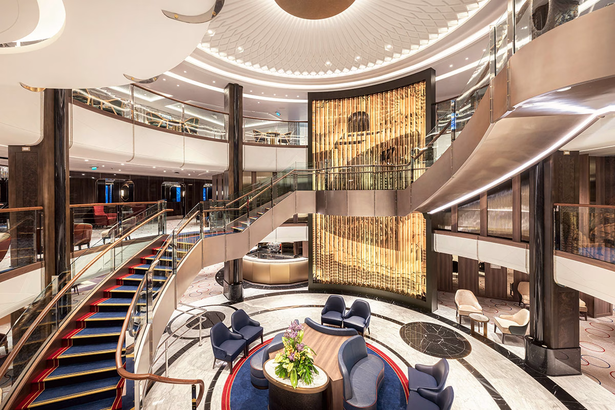 Lobby auf der Queen Anne der Cunard Linie