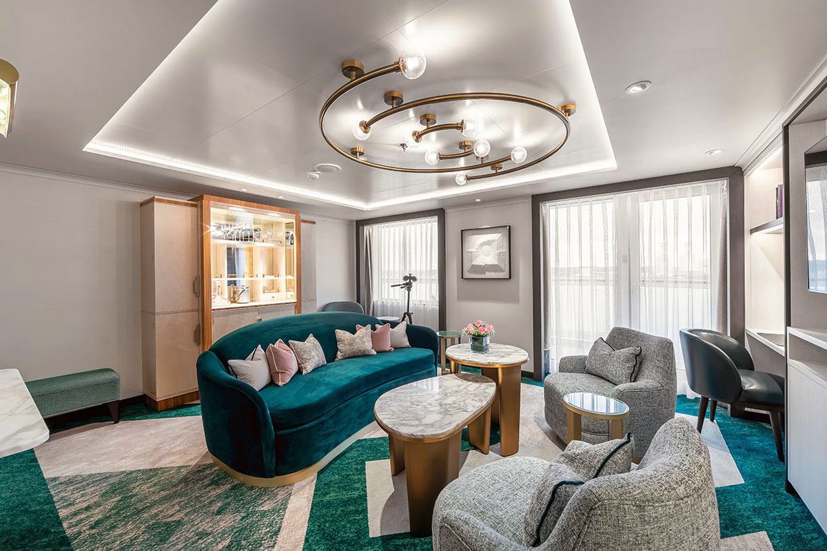 Wohnbereich einer Suite auf der Queen Anne der Cunard Linie