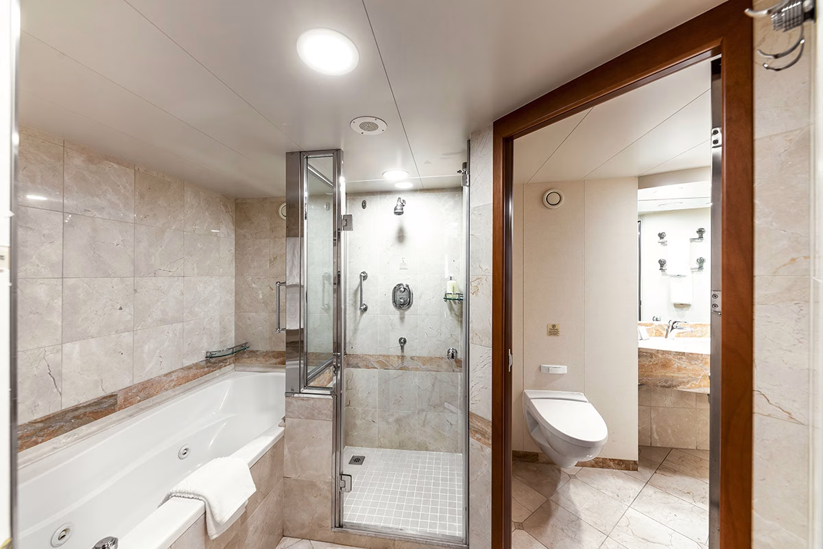 Badezimmer der Queen Elizabeth der Cunard Linie