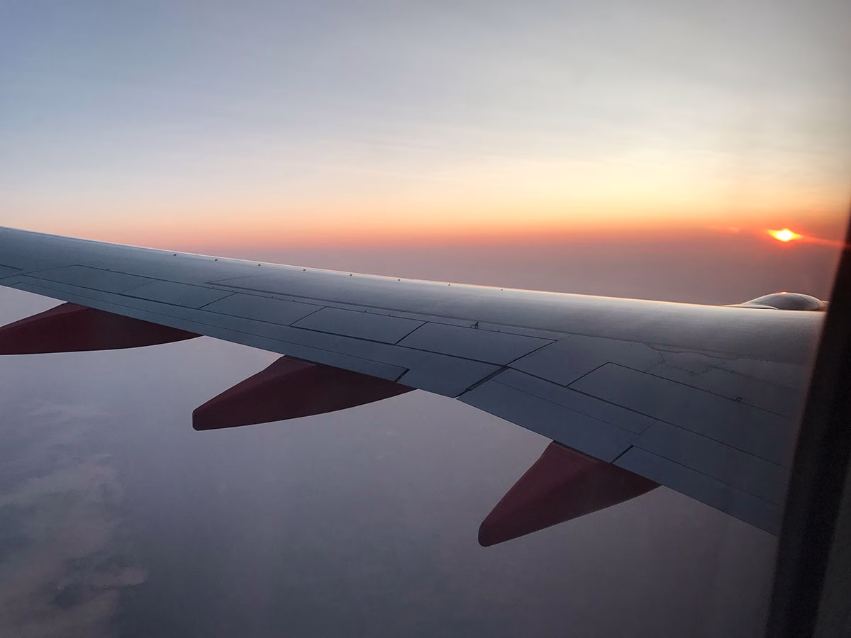Aussicht von einem Flugzeugfenster bei Sonnenuntergang