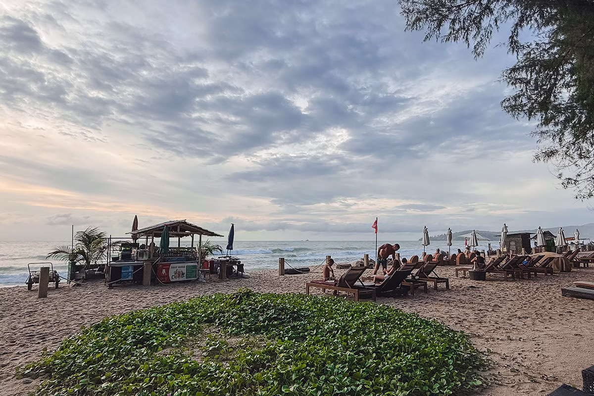 Strand mit Liegen und Bar des Dusit Thani Laguna Phuket
