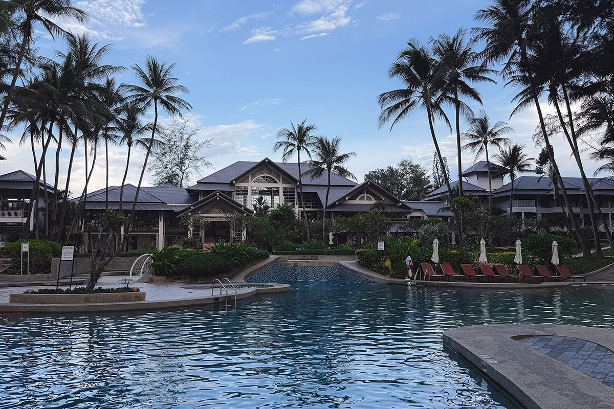 Hauptgebäude am Pool des Dusit Thani Laguna Phuket