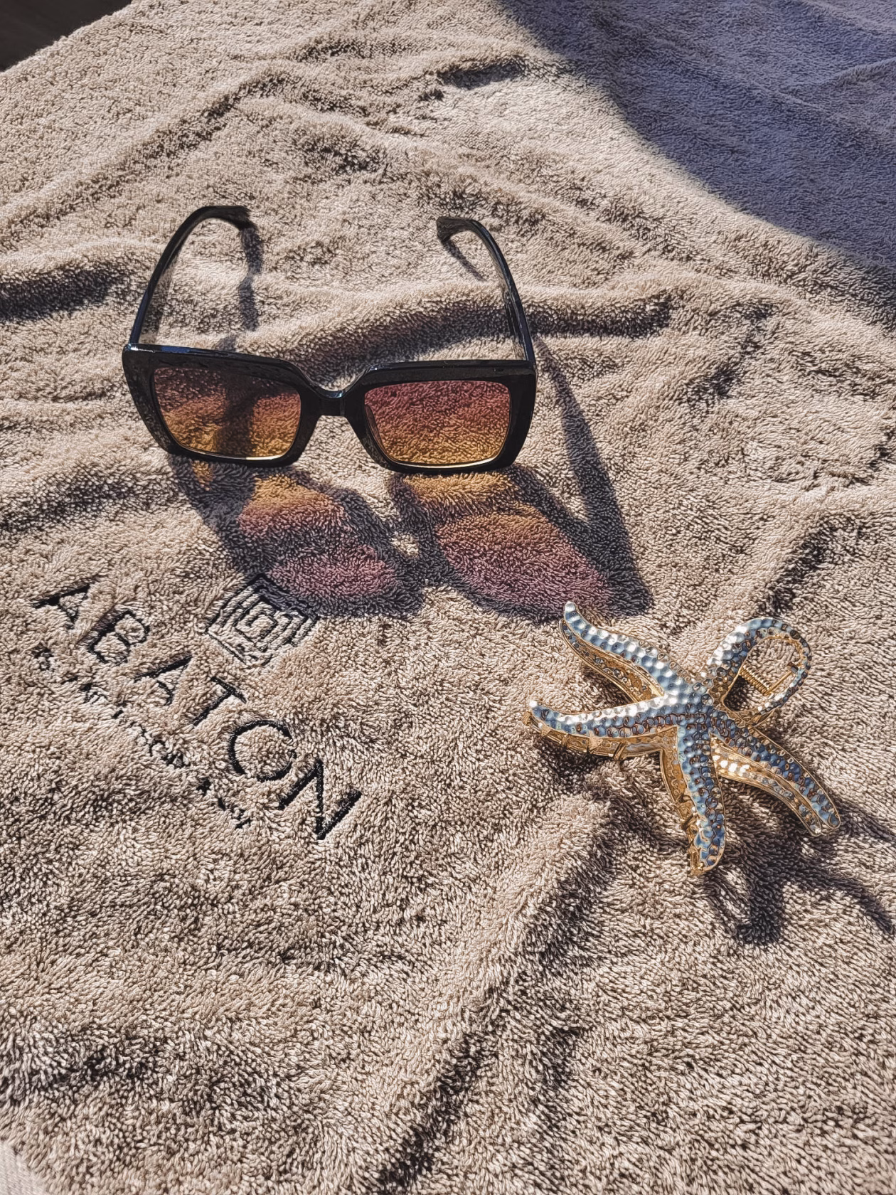 Handtuch mit Sonnenbrille und Haarklammer im Abaton Island Resort auf Kreta