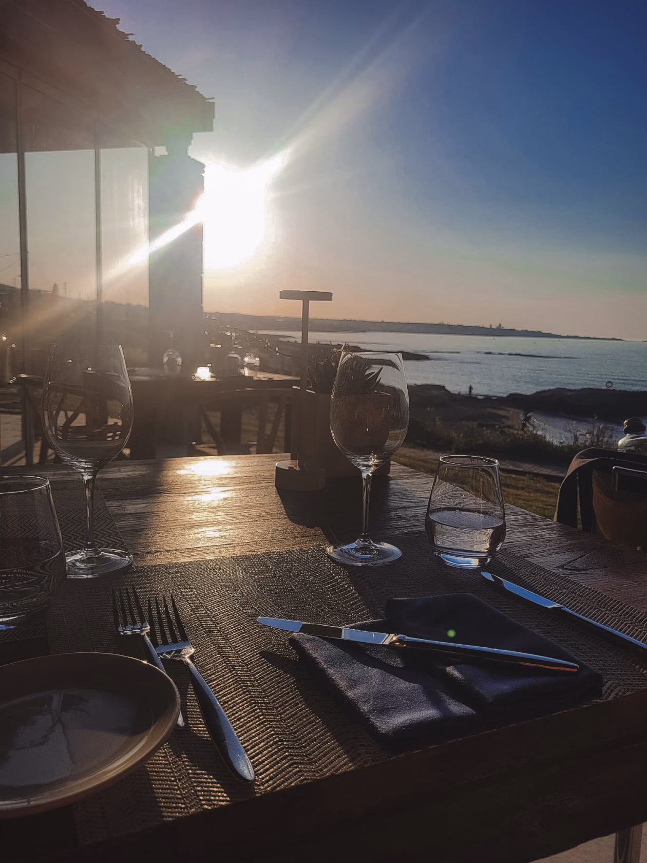 Dinner bei Sonnenuntergang auf der Terrasse im Abaton Island Resort auf Kreta