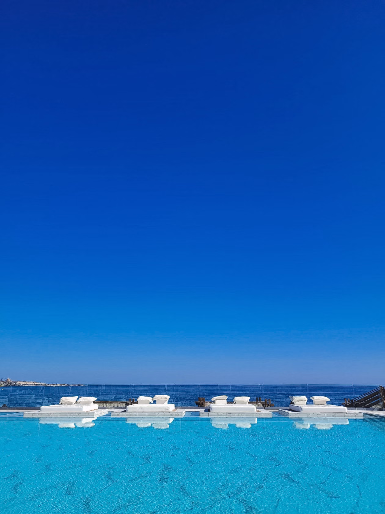 Blick vom Infinity aufs Meer im Abaton Island Resort auf Kreta