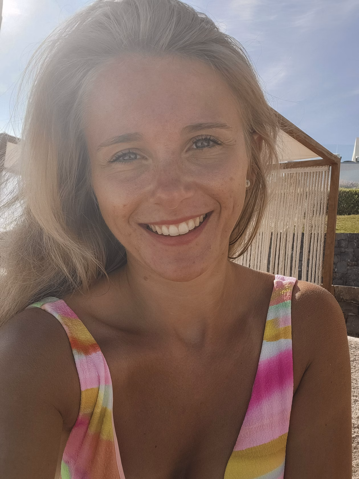 Lisa-Marie Reichelt macht ein Selfie am Pool des Abaton Island Resort auf Kreta