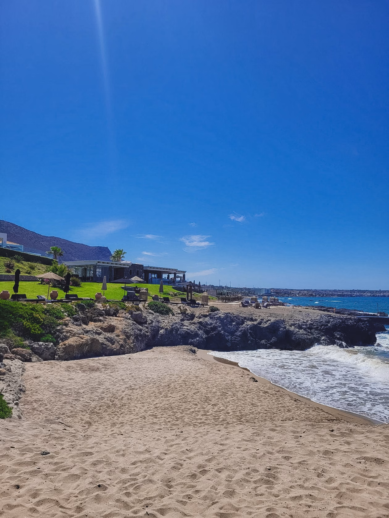 Bucht mit Sandstrand im Abaton Island Resort auf Kreta